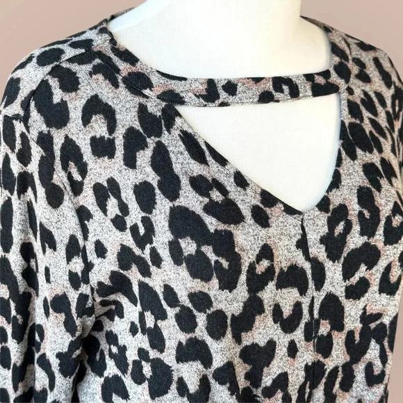 Maurices 24/7 Long Sleeves Cut Out Neck Twisted Tee Shirt Size XXL Animal Print - Picture 8 of 16